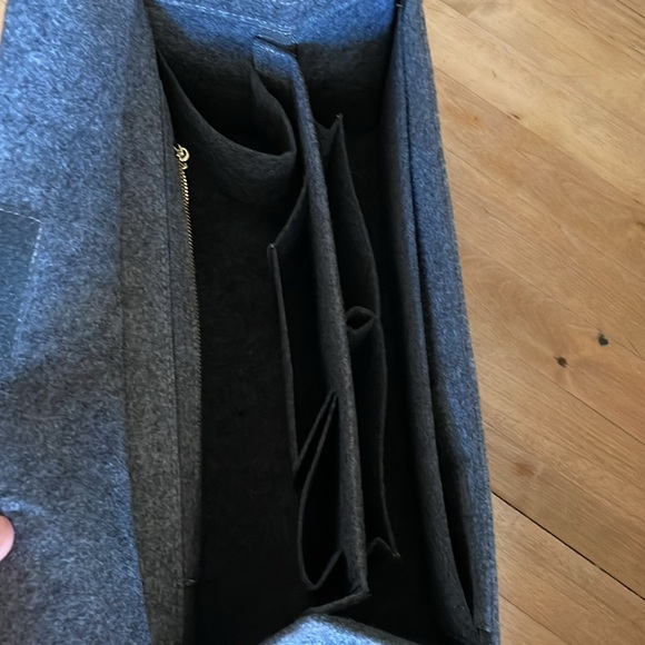 Large felt tote bag ORGANIZER in charcoal gray. Zipper pocket and closing top. - Picture 5 of 7